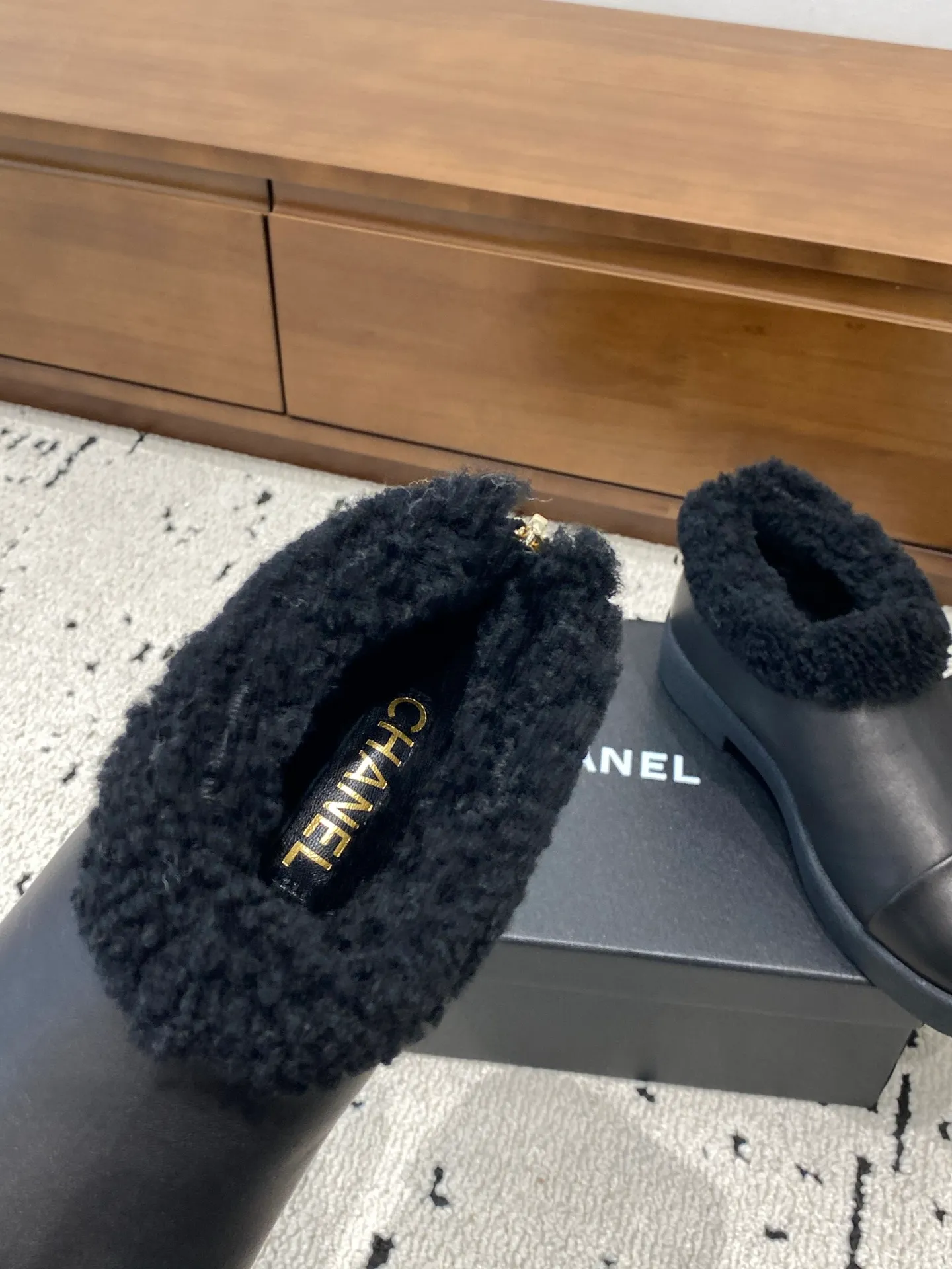 👟👟Ex-factory price 640👟👟 🍀Chanel 2025 autumn and winter style wool shoes Chanel new autumn and winter genuine wool slippers and boots Xiaoxiang 2025 autumn and winter one of the most beautiful snow boots Classic, beautiful and warm snow boots ❤️super warm! It's enough to have it this winter, it's really beautiful and fairy~ Materials and craftsmanship: The upper is made of custom sheepskin/wool/sheepskin, and the inner pads are all made of wool. It feels very soft and comfortable! The sole is the original TPU outsole Size: 35-39 (40.41 customized, non-refundable)